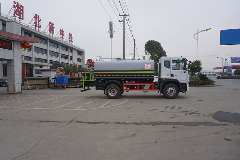 中洁牌XZL5180GPS6型东风多利卡绿化喷洒车